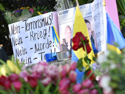 29 April 2024, Murnau Am Staffelsee: People have laid flowers and posters next to the shop