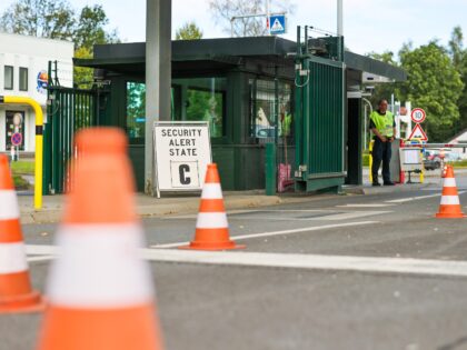 23 August 2024, North Rhine-Westphalia, Geilenkirchen: Security personnel stand at the ent