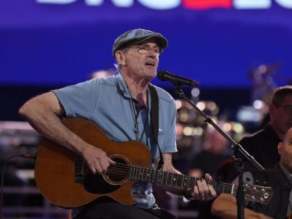 CHICAGO, ILLINOIS - AUGUST 19: Musician James Taylor rehearses during the first day of the