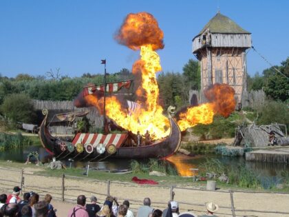 Le clou du spectacle des 'Vikings' au Grand Parc du Puy du Fou / Padpo / Wikimed