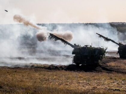 Panzerhaubitzen 2000 during a training and doctrine exercise. Photo: Bundeswehr/Mario Bäh