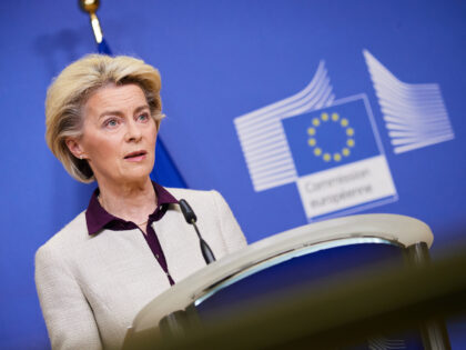 Ursula von der Leyen holds a press conference on COVID variant